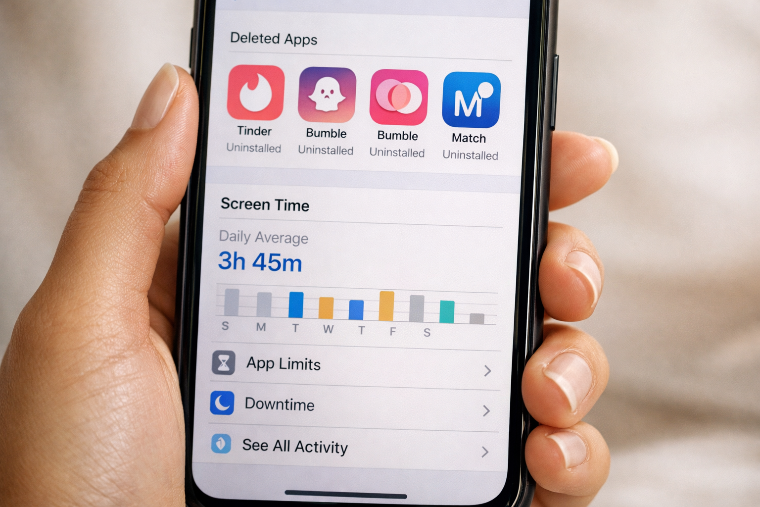 Celular com apps de namoro desinstalados e tela de configurações aberta mostrando tempo de uso